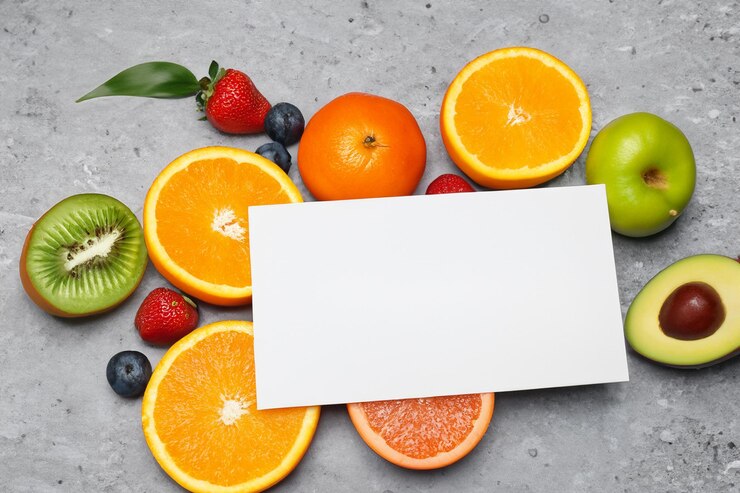 Foto maquete de papel branco aprimorada com frutas frescas, criando um banquete visual de design saudável e vibrante