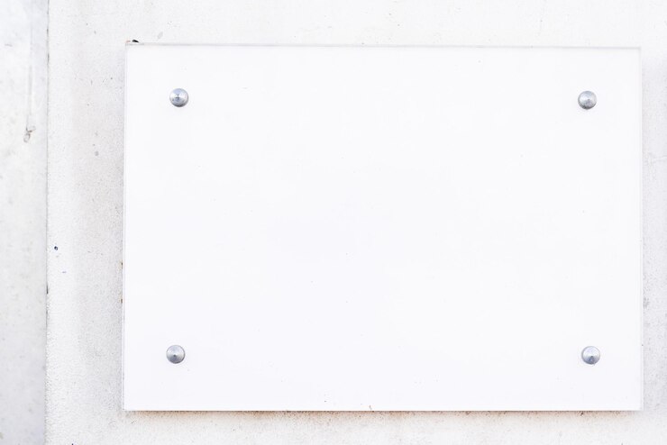 Foto maquete de parede com placa de sinalização vazia branca em branco pronta para o seu sinal de arte com o nome da empresa simulada na fachada