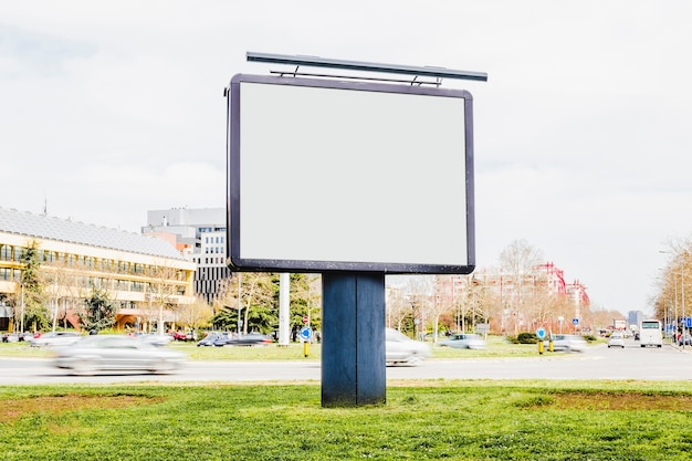 Maquete de publicidade ao ar livre na beira da estrada