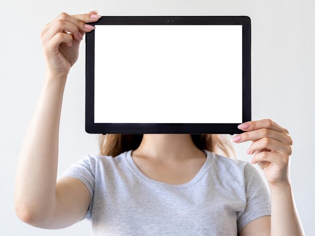 Maquete de publicidade de informações digitais de tecnologia móvel mulher irreconhecível segurando tablet