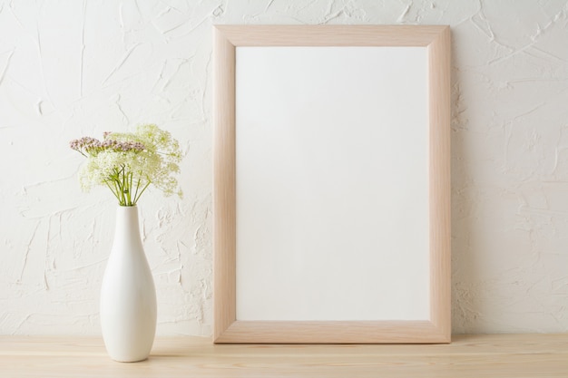 Maquete de quadro com flores concursos em vaso elegante branco