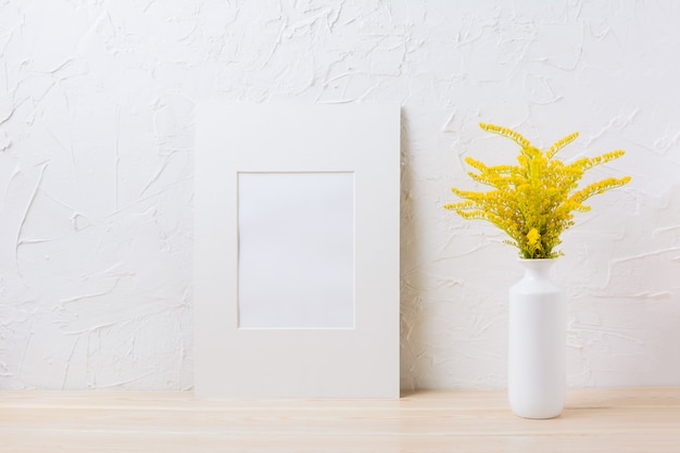 Maquete de quadro de esteira branca com grama ornamental amarela floração em vaso