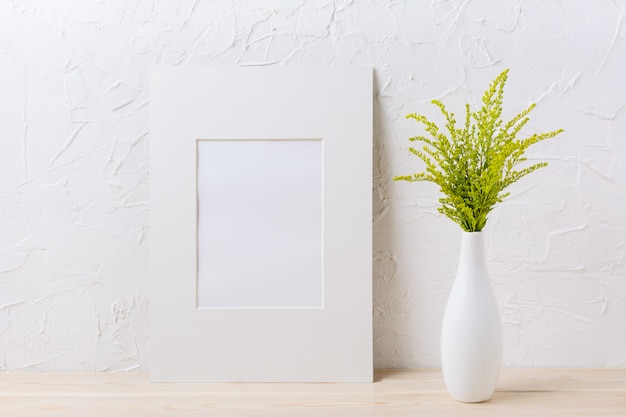 Foto maquete de quadro de tapete branco com grama ornamental em vaso requintado