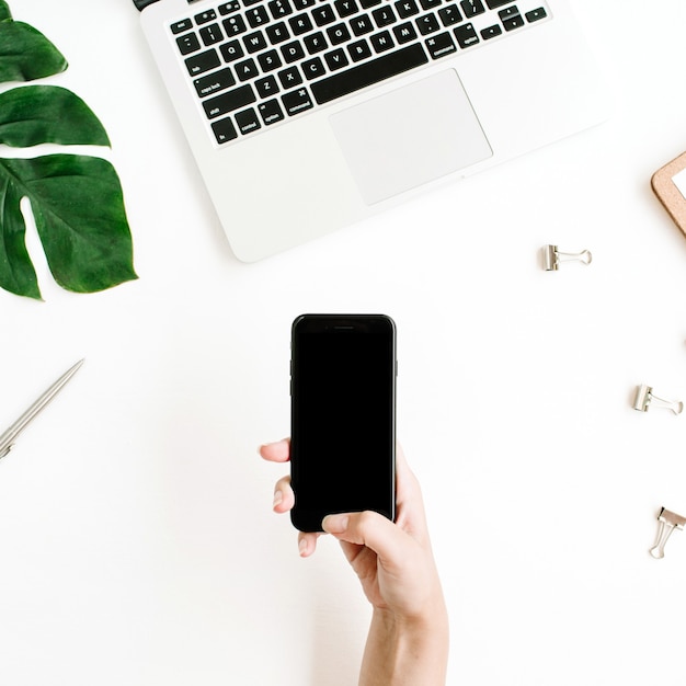 Maquete de smartphone com tela preta em espaço de trabalho feminino