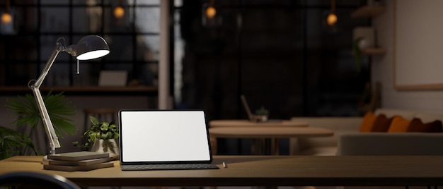 Maquete de tablet com teclado sem fio na mesa na moderna sala de estar à noite