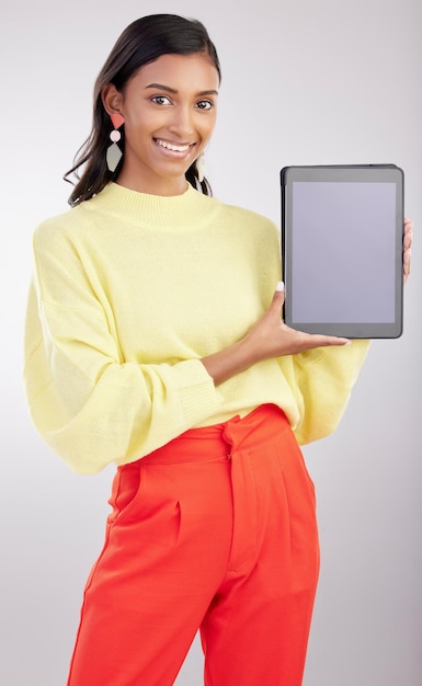 Maquete de tablet e retrato de mulher isolada em um fundo branco para venda de comércio eletrônico de moda ou espaço de promoção Feliz pessoa indiana ou modelo com roupas da geração z em simulação de tecnologia digital no estúdio