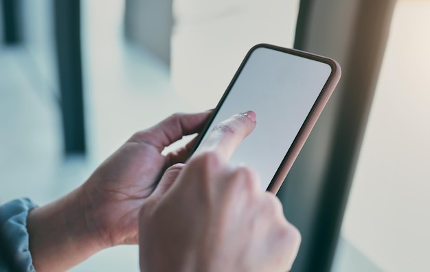 Maquete de telefone e mãos de pessoa no escritório para internet de mídia social e espaço móvel Profissional de tecnologia e close-up de trabalhador de negócios na tela do smartphone para marca de site ou publicidade