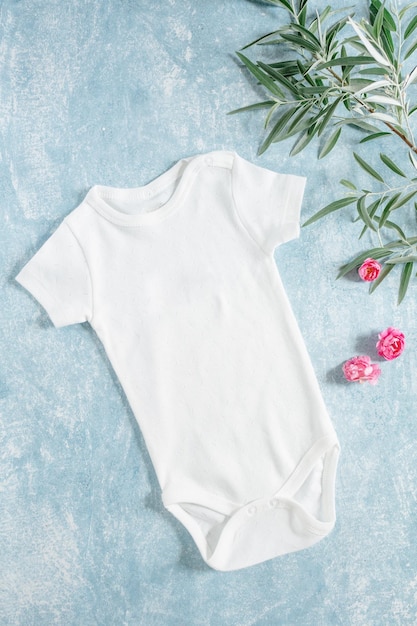 maquete de traje de bebê recém-nascido de roupas de bebê branco