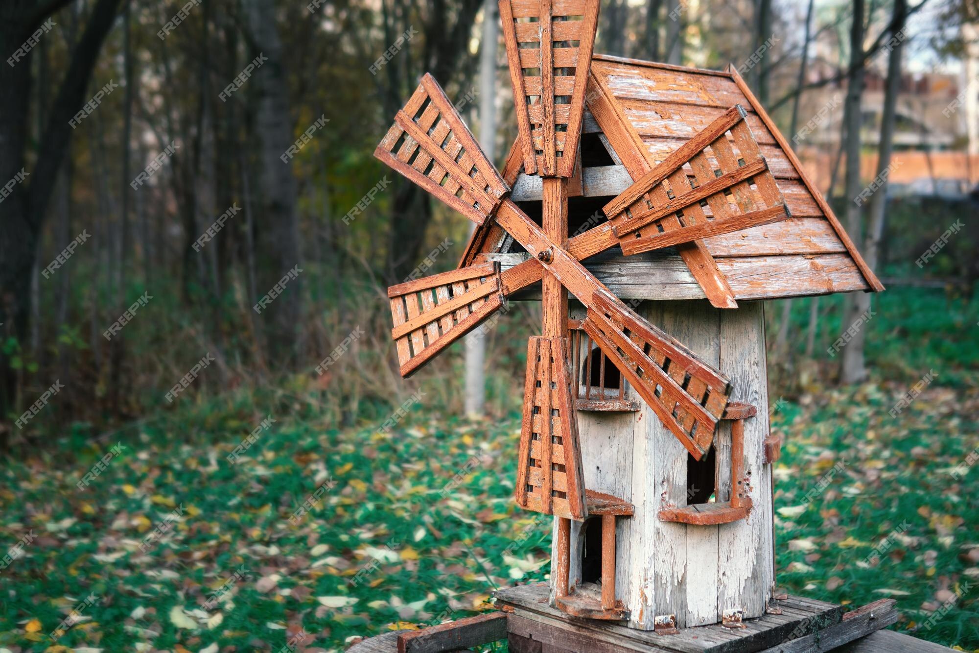 Maquete de um antigo moinho de vento de madeira em um parquinho infantil