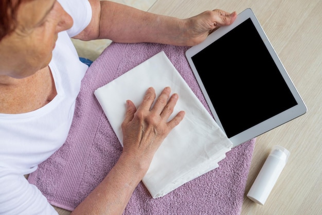 Maquete de uma mulher idosa olha para um tablet procurando por informações copiar e colar