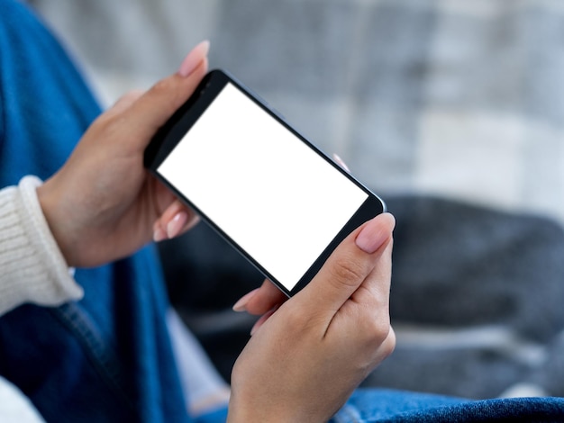 Maquete digital de tecnologia móvel de educação online mulher irreconhecível segurando smartphone com espaço em branco