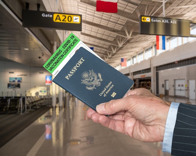 Maquete do terminal do aeroporto com mão de empresário segurando passaporte e certificado de vacinação para coronavírus