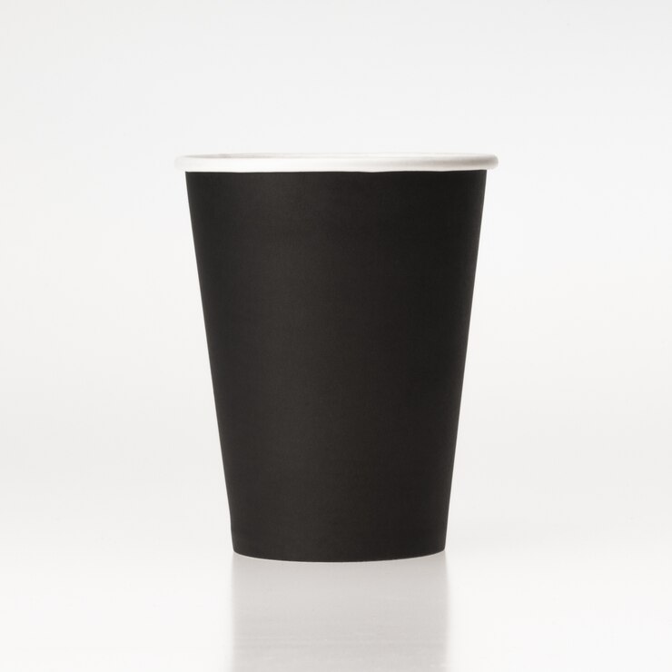 Foto maquete em branco para desigh papel preto sem tampa de plástico xícara de café isolado no fundo branco