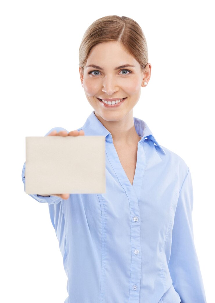 Foto maquete feliz e mulher de negócios com um cartão com espaço para anúncio ou boletim de sinalização de publicidade e retrato de um modelo feminino com placa em branco com espaço de cópia por fundo branco do estúdio