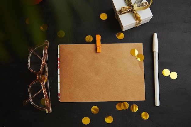 Maquete feminina estética de envelope de cartão de papelaria entre feriados brilhantes desejando e presente de Natal