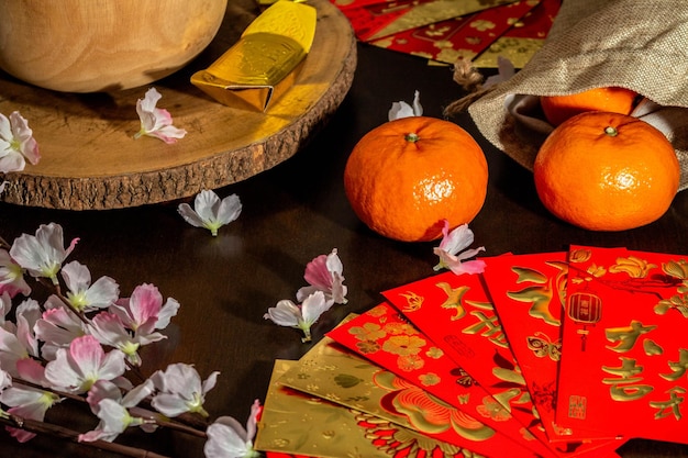 Maquete plana leiga para férias Ano novo chinês pacote vermelho e acessórios de ouro florescem e fundo do festival lunar, significa rico ou rico e felicidade.