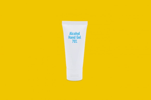 Maquete produto álcool mão gel 70% isolado em fundo amarelo.