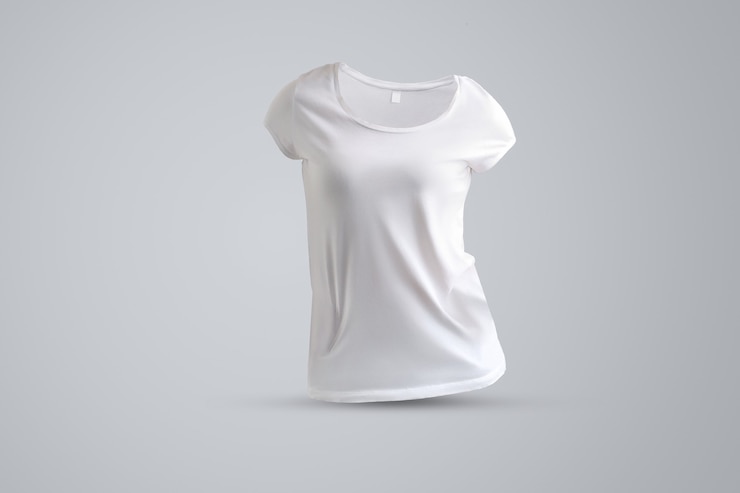 Foto maquete universal com formato de camiseta feminina branca sem corpo isolado no fundo cinza, vista frontal. o modelo pode ser usado para sua vitrine.
