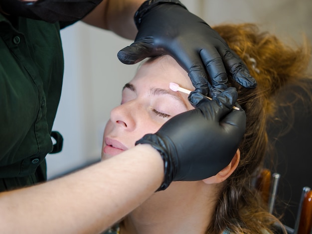 Maquiador faz procedimento de remoção de pelos faciais Cera derretida para remoção de pelos faciais.