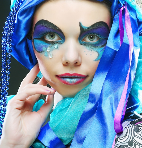 Maquiagem azul de férias para rosto de mulher