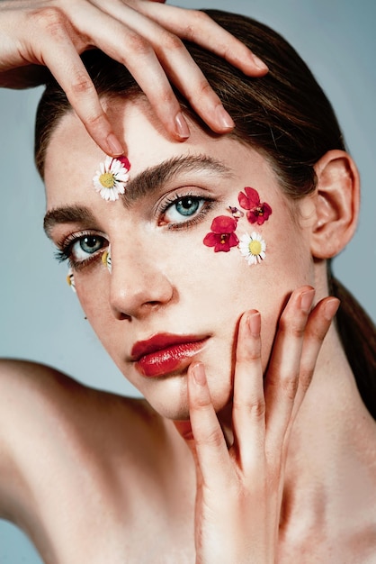 Maquiagem com flores coleção de aparência de moda estética suave