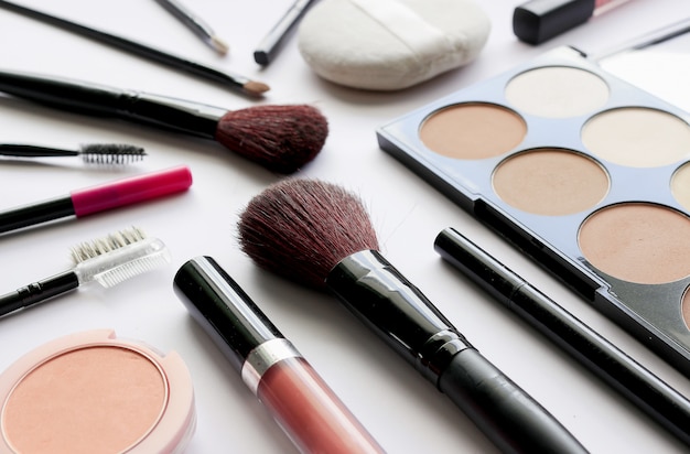 Maquiagem cosméticos na mesa branca com mais luz e foco suave no fundo