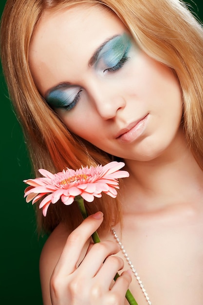 Maquiagem criativa multicolorida Retrato aproximado de uma jovem linda