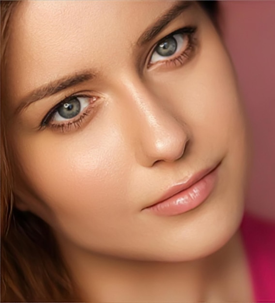 Maquiagem de beleza e cosméticos para a pele modelo rosto retrato em fundo rosa mulher bonita com maquiagem natural perfeito brilho de pele saudável cuidados faciais