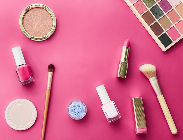 Maquiagem de beleza e design flatlay de cosméticos com produtos cosméticos copyspace e ferramentas de maquiagem no conceito de estilo feminino e feminino de fundo rosa