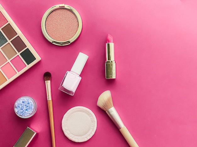 Maquiagem de beleza e design flatlay de cosméticos com produtos cosméticos copyspace e ferramentas de maquiagem no conceito de estilo feminino e feminino de fundo rosa