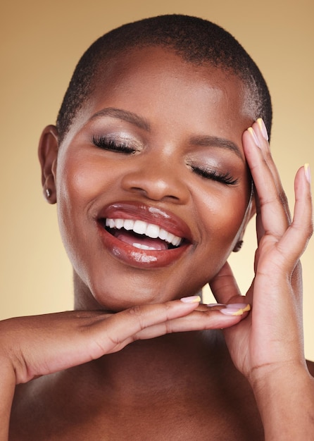 Maquiagem de beleza e rosto de uma mulher feliz em estúdio para brilho de cuidados com a pele e cosméticos Tiro na cabeça de pessoa africana ou modelo estético com dermatologia de brilho facial e bem-estar em um fundo bege