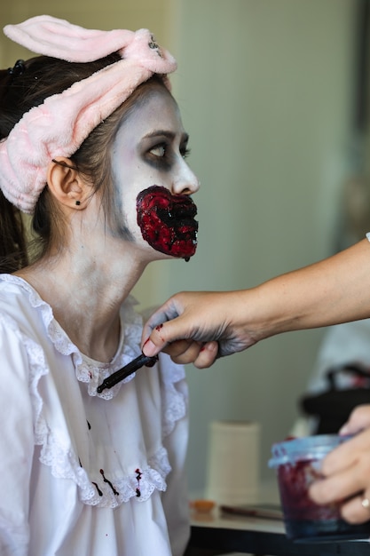 Maquiagem de garota fantasma de Halloween