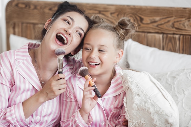 Maquiagem de mãe e filha juntas. Pequenas coisas de menina. Lazer feminino.