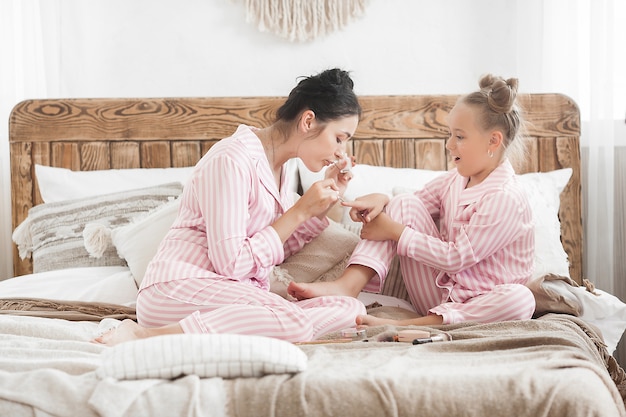 Maquiagem de mãe e filha juntas. pequenas coisas de menina. lazer feminino.