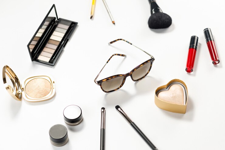 Maquiagem de produtos de beleza na superfície da cor.