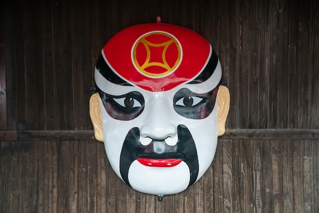 Maquiagem facial da Ópera de Pequim na parede de madeira