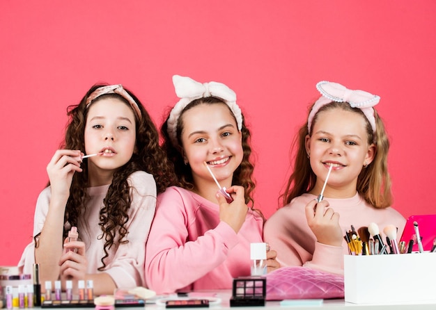 Maquiagem infantil Beleza e moda Passatempo e diversão Loja de cosméticos Meninas felizes fazendo maquiagem Irmãs brincam com cosméticos Cosméticos para crianças Festa no spa Salão de beleza Irmandade felicidade Cuidados com a pele