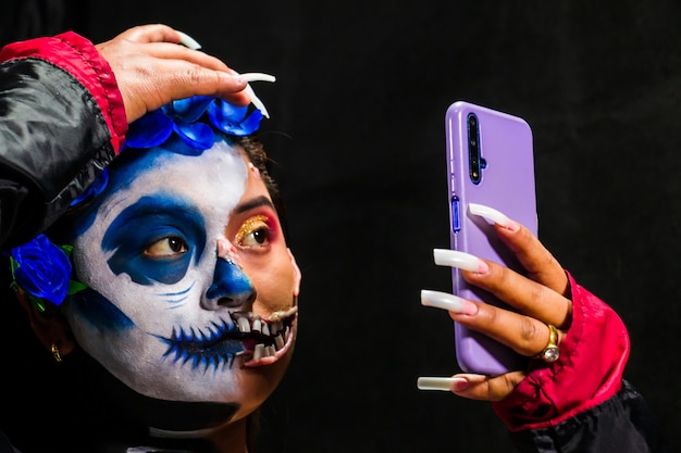 Maquiagem nos bastidores Mulher com maquiagem de Halloween