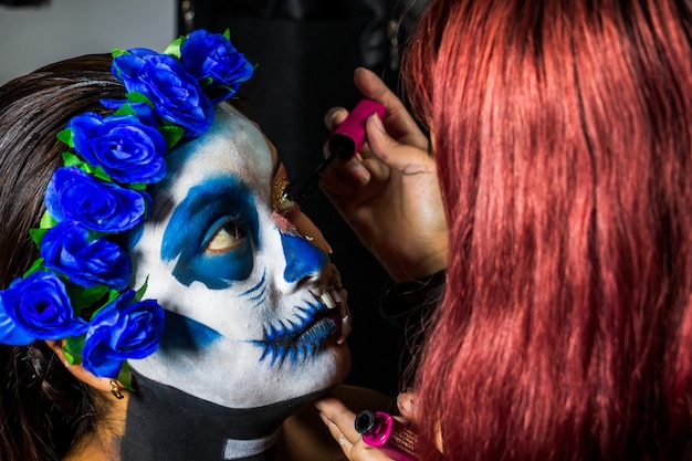 Maquiagem nos bastidores Mulheres fazendo maquiagem de Halloween em treinamento de maquiador profissional