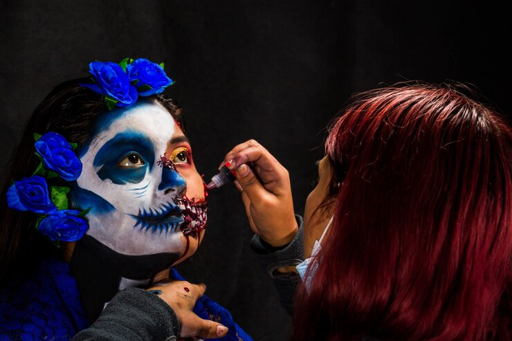 Foto maquiagem nos bastidores mulheres fazendo maquiagem de halloween em treinamento de maquiador profissional
