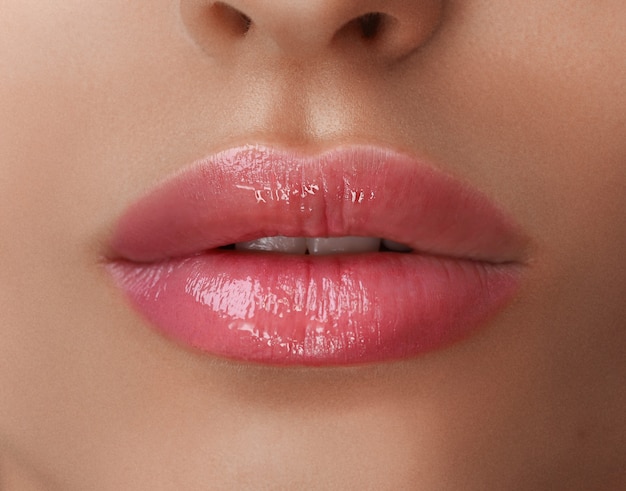 Foto maquiagem permanente nos lábios.