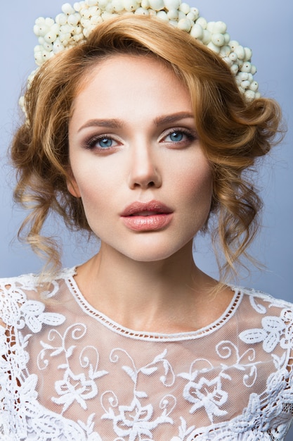Maquiagem. Retrato de glamour do modelo de mulher bonita com maquiagem fresca e penteado ondulado romântico.