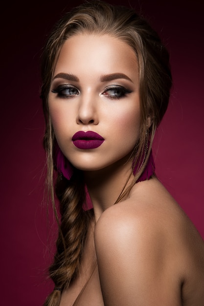 Maquiagem. Retrato de glamour do modelo de mulher bonita com maquiagem fresca e penteado romântico.