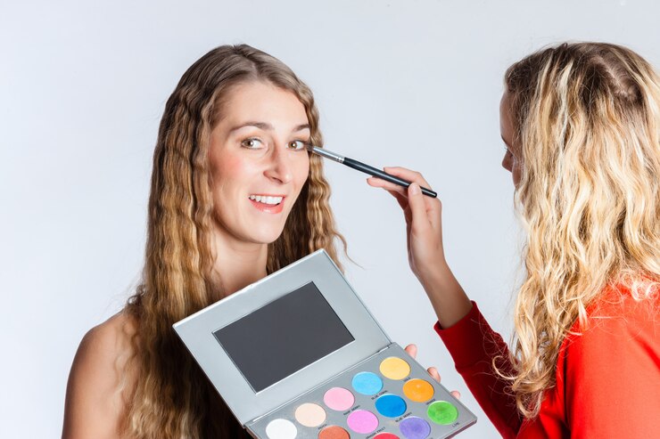 Foto maquillador, maquilla a la mujer.