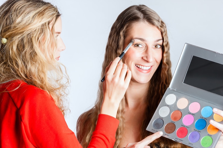 Foto maquillador, maquilla a la mujer.