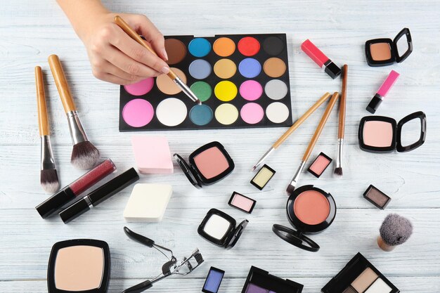 Maquilladora femenina con cosméticos en el trabajo