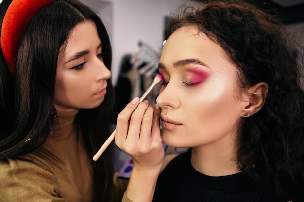 Maquilladora haciendo maquillage