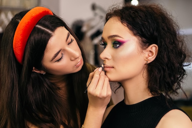 Maquilladora haciendo maquillage