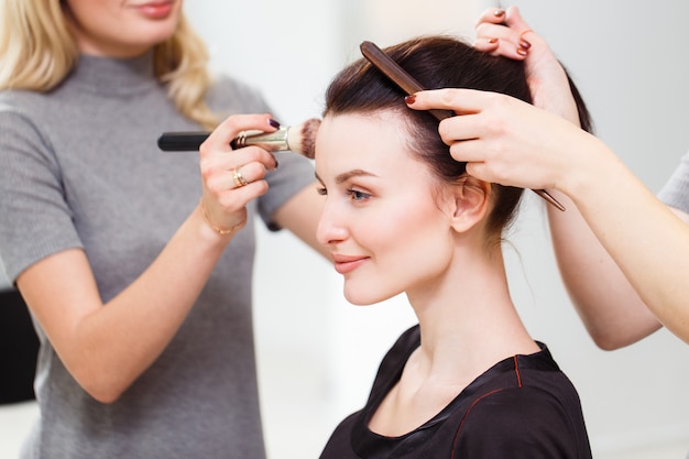 Maquilladora y peluquera en el trabajo