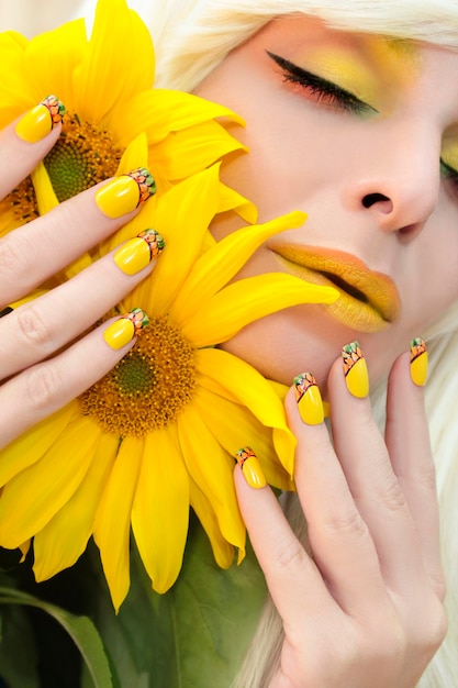 Maquillaje amarillo y manicura francesa.